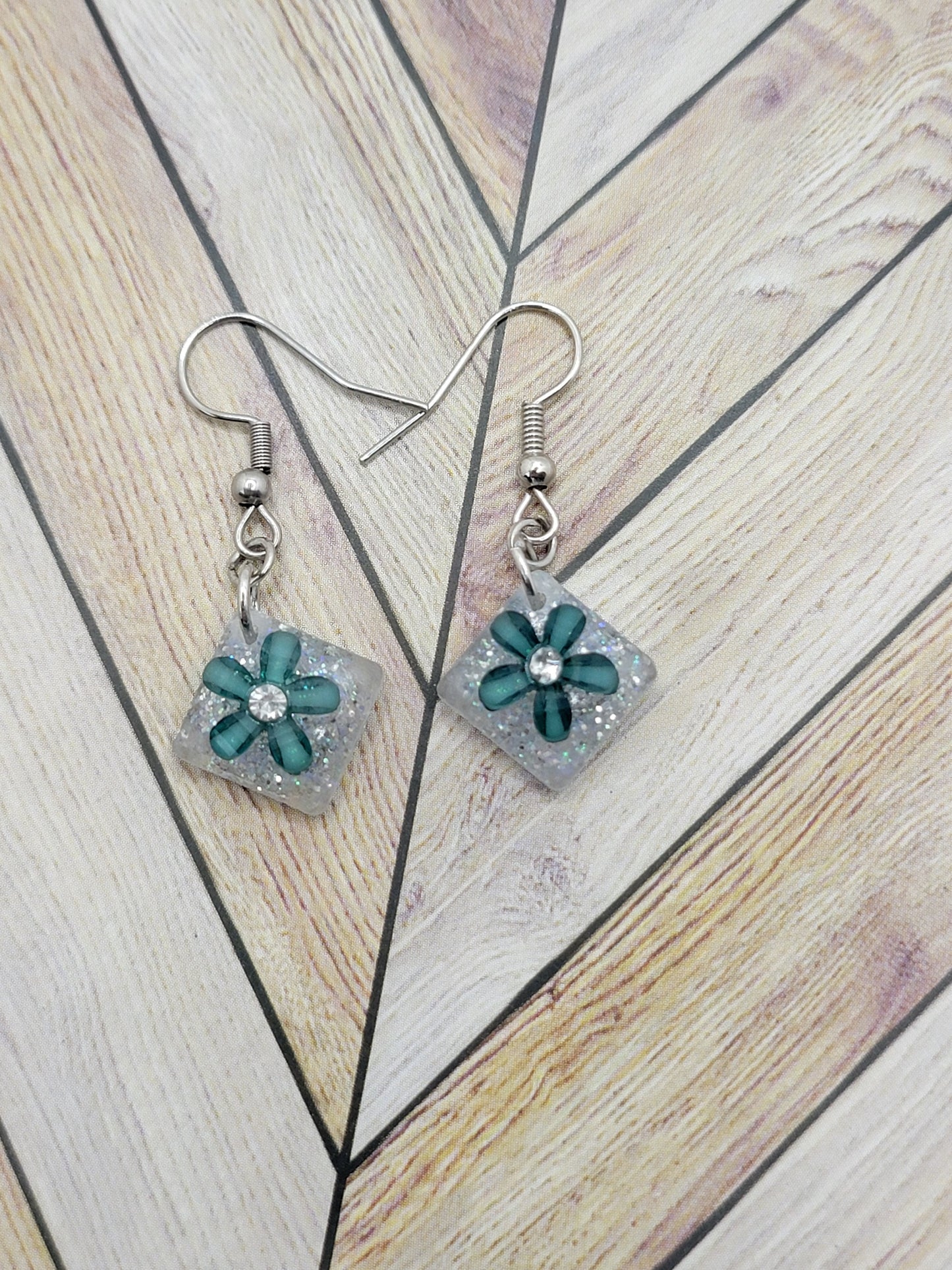 Green flower earrings, dangle drop handmade earrings, cute earrings, handmade jewelry, gifts for her.