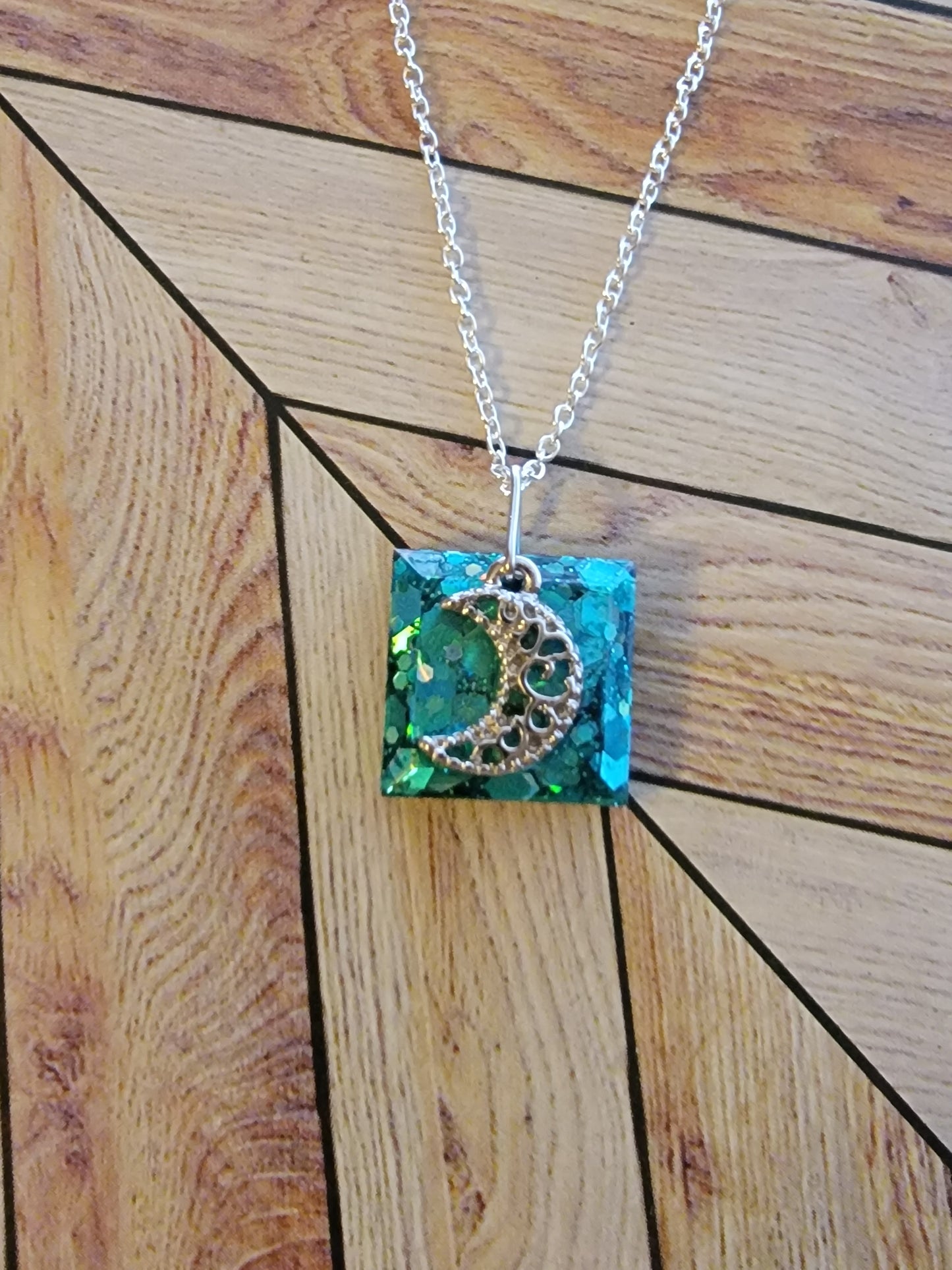 Moon emarald square pendant necklace