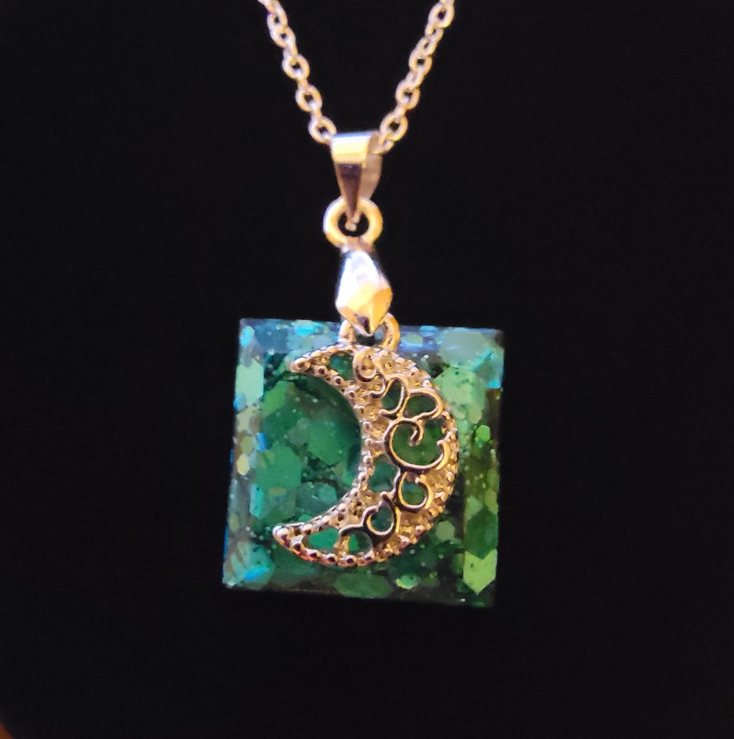 Moon emarald square pendant necklace